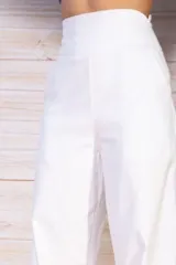Pantalón palazo blanco de tiro alto con pinzas delanteras.