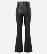 Pantalón bootcut Cortelle de sarga resinada color negro, con cintura mediana, bolsillos delanteros y traseros, cierre con botón y cremallera, y trabillas en la cintura.