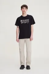 Pantalón de gabardina Levi's modelo 505, de corte regular fit con pierna recta. Presenta diseño clásico de cinco bolsillos, cierre con cremallera y tiro alto.