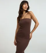 Vestido largo marrón oscuro, corte tubo, sin mangas y escote recto (strapless).