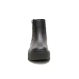 Bota tipo chelsea de cuero liso con plataforma dentada y cierre lateral metálico. Presenta el logo de la marca en el lateral y una construcción robusta con suela de goma de alta tracción.