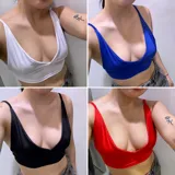 Top triángulo de microfibra con tirantes finos.