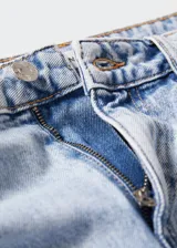 Short de jean celeste de tiro alto con ruedo doblado.