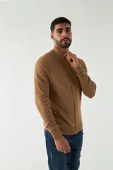 Campera tejida azul marino para hombre, con cierre frontal y logo bordado.