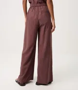 Pantalón wide leg de lyocell marrón, con pinzas delanteras, caída fluida y cintura elastizada en la espalda.