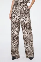 Pantalón de tiro alto con diseño amplio y fluido, con estampado animal print de leopardo, bolsillos laterales y trabillas para cinto.