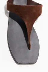 Sandalias de dedo planas en cuero, con punta cuadrada y tira ancha sobre el empeine.