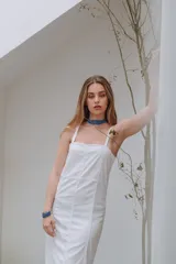 Vestido largo azul con estampado geométrico, tirantes finos y detalles de ribetes oscuros que marcan las costuras.