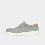 Zapatos de lona azul con detalles en cuero color suela en el talón y lengüeta. Presentan un diseño de estilo náutico con cordones elásticos, costuras reforzadas en la puntera y suela blanca de goma flexible.
