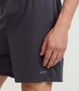 Bermuda masculina color gris oscuro con textura de microperforaciones, cintura elástica con cordón ajustable y bolsillos.