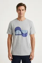 Remera gris melange de manga corta con estampa frontal abstracta y la palabra "waves".