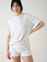Remera de manga corta color negro, de corte oversize y escote redondo, confeccionada en viscosa suave y liviana.