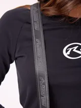 Bolso tipo morral de la marca Rusty, con diseño estampado camuflado en tonos marrones. Cuenta con correa ajustable y cierre frontal con logo de la marca.