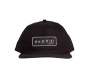 Gorro negro desestructurado con visera de EVA y parche frontal con el logo de Independent.