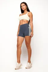 Conjunto deportivo de mujer de la marca Trena, compuesto por un top y un short de tiro alto en color gris oscuro con bandas laterales claras.