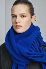 Jersey de cuello redondo y manga larga, confeccionado en hilatura de cashmere 100% con acabados en rib.