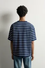 Camiseta de manga corta a rayas horizontales azul marino y blancas, de corte regular fit, con cuello panadero y cierre frontal de botones.