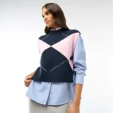 Sweater sin mangas de punto con diseño de rombos en azul marino y rosado. Presenta cuello redondo y aberturas laterales ajustables con lazos.