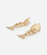 Caravanas maxi de metal con diseño de pez articulado y acabado martillado en color dorado.