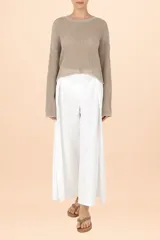 Suéter de punto calado en color gris claro, con diseño de tejido trenzado, cuello redondo, mangas largas y silueta corta y holgada.