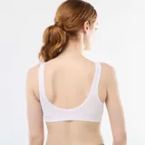 Pack de dos bralettes de microfibra acanalada, uno blanco y otro negro, sin costuras y con breteles anchos.