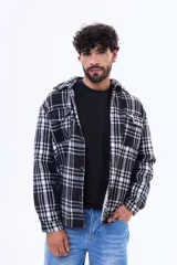 Sobrecamisa de pana con estampado a cuadros, forrada en su interior con símil corderito. Presenta cuello clásico, cierre frontal con botones y dos bolsillos con solapa en el pecho.