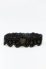 Cinturón negro de cuero sintético compuesto por una serie de piezas en forma de corazón unidas entre sí. Presenta detalles de tachas metálicas doradas y apliques decorativos en forma de sol, con un corazón central de mayor tamaño con diseño grabado.