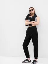 Pantalón de jogging negro, corte recto con puños elásticos y cintura ajustable con cordón.