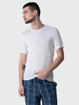 Remera de cuello redondo y manga corta, confeccionada en tejido de bambú suave y ligero. Presenta un corte ajustado y diseño minimalista.