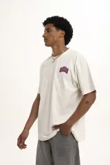 Remera marrón con efecto gastado y logo estampado en el pecho.