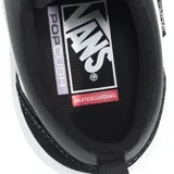 Championes Vans modelo Skate Old Skool con tecnología Wafflecup, color negro con detalles en blanco. Presentan una combinación de materiales en la capellada, cordones blancos, la icónica banda lateral de Vans y una suela de goma resistente con diseño de waffle.