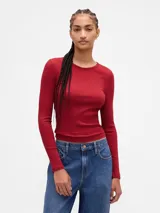 Remera de manga larga con cuello redondo, confeccionada en tejido acanalado de ajuste entallado.