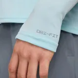 Campera de running Nike Pacer Flash celeste con cierre parcial, mangas largas y logo reflectivo en el pecho. Ideal para entrenamiento en condiciones variables.