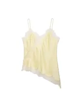 Blusa de satén color amarillo suave, estilo camisola, con delicados detalles de encaje blanco en el escote y el dobladillo, breteles finos y silueta fluida.