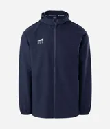 Chaqueta deportiva masculina de color azul marino, confeccionada en tejido técnico repelente al agua con acabado texturizado. Presenta cierre frontal con cremallera, capucha integrada y estampado de coordenadas en el pecho.