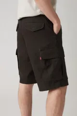 Short cargo color marrón oscuro, de corte recto y bolsillos laterales con solapa en las piernas.