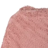 Poncho de textura suave y diseño acanalado en color rosado, con corte amplio y holgado.