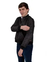 Campera bomber aviador azul con cuello alto, cierre frontal y bolsillos laterales. Diseño acolchado con patrón de rombos.