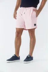 Short de baño liso con cintura elástica y cordón de ajuste. Cuenta con dos bolsillos laterales, un bolsillo posterior y un aplique de logo en goma en la pierna.