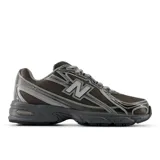 Championes New Balance modelo 740, color marrón oscuro con detalles en gris metálico. Presentan malla transpirable y superposiciones sintéticas, logo 'N' en el lateral y tecnología de amortiguación ABZORB en la suela.