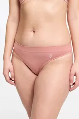 Bombacha tipo colaless de microfibra sin costuras, con tiro bajo y detalle de logo pequeño en el frente.