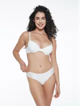 Bombacha vedetina blanca con detalle de encaje floral en los laterales.