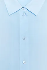 Camisa de color mostaza, con cuello solapa, manga corta y bajo recto. Cierre frontal con botones.