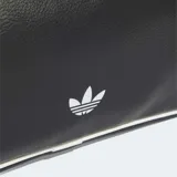Bolso tipo airliner de Adidas, color negro con ribetes blancos en contraste. Presenta un diseño alargado con textura granulada, asas largas para llevar al hombro y el logo del Trifolio estampado en blanco en el frente. Cuenta con cierre principal y bolsillo interior con cremallera.