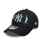 Gorra New Era modelo 9FORTY ajustable, color azul marino, con bordado frontal del logo de los New York Yankees, el texto 'New York Yankees' y la silueta de la Estatua de la Libertad.