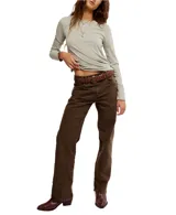 Remera de manga larga color gris oscuro, con cuello redondo y terminaciones al corte. Está confeccionada en una mezcla de algodón orgánico y reciclado, ofreciendo un calce entallado y cómodo.