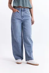 Pantalón jean gris de tiro medio, corte amplio y redondeado.