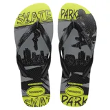 Chinelas Havaianas modelo Top Athletic, con diseño estampado de temática skate en tonos gris, negro y verde lima. Presentan tiras negras con relieve de la marca.