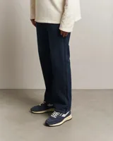 Zapatillas deportivas Autry modelo Reelwind Low, color azul marino con detalles en blanco crema. Presentan una combinación de nylon y gamuza, con la icónica estrella y el logo de Autry en el lateral. La suela es de goma en tono crema con detalles de estrellas en relieve en el talón.