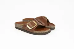 Sandalias marrones de cuero con suela tipo corcho y una tira ancha en el empeine con hebilla metálica grande.